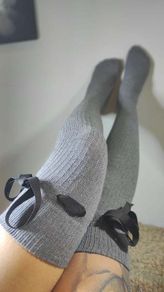 Gray ribbed overknees with a ribbon