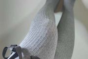 Gray ribbed overknees with a ribbon
