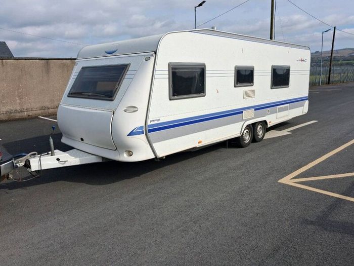 Hobby twin axle fixed bed with walk in bathroom