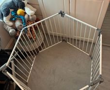 Modular baby play-pen/ safety gate - white