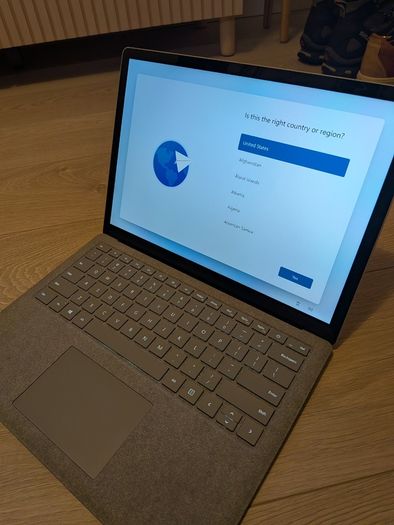 Microsoft Surface Laptop 1 + Genuine Docking station