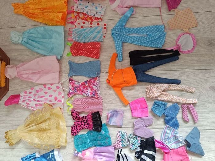 barbie house + dolls + accessories