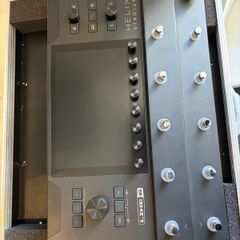 Line 6 Helix Stadium guitar processor in Thon flight case
