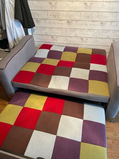 Couch- Pull out bed