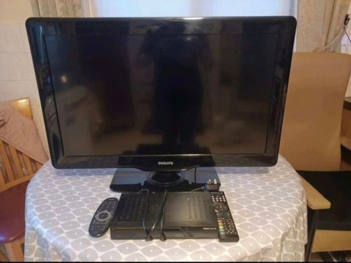 32inch tv and Saorviewbox for sale