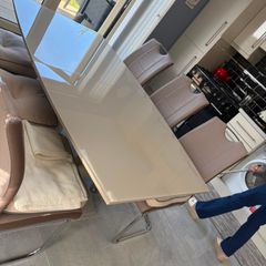 Extendable Table and chairs