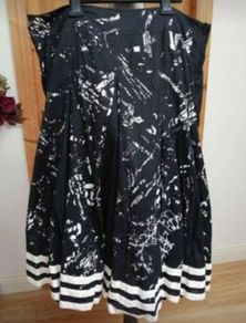 Ladies WFST Black and white cotton fully lined skirt like new.