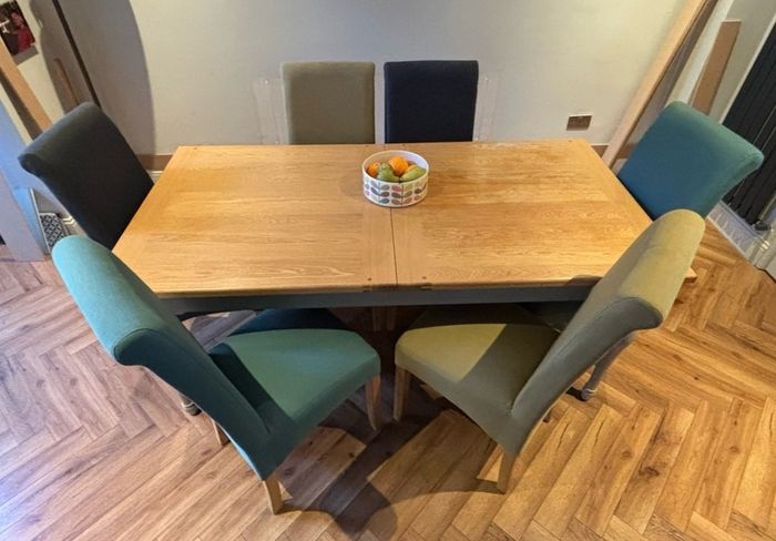Extendible Dining Table and 6 Chairs