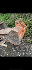 Digging bucket digger