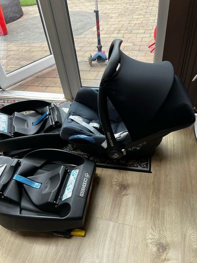 Maxi Cosi car seat + 2 iso fix bases
