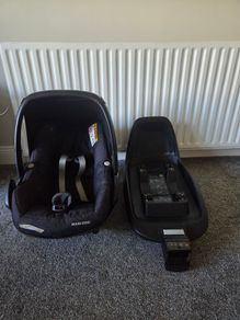 Maxi Cosi Car Seat and Isofix Base