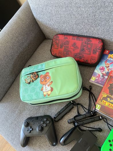 Nintendo Switch  - Pro Controller + 5 Games