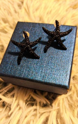 Small Shiny Earrings with Black Starfish Motif Elegant Minimal Style