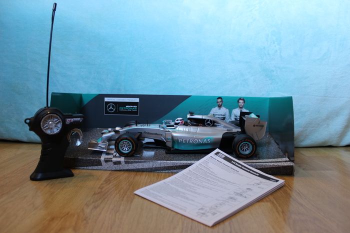 Maisto Tech 1/14RC - Lewis Hamilton's Mercedes AMG Petronas F1 W05 Hybrid