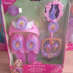 3 Disney Princess dolls & 2 Princess dress up sets