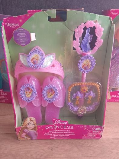 3 Disney Princess dolls & 2 Princess dress up sets