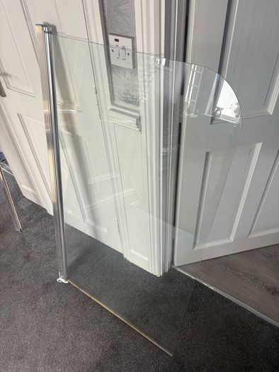 Jacuzzi bath & glass panel