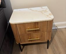2 bedside lockers