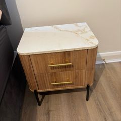 2 bedside lockers