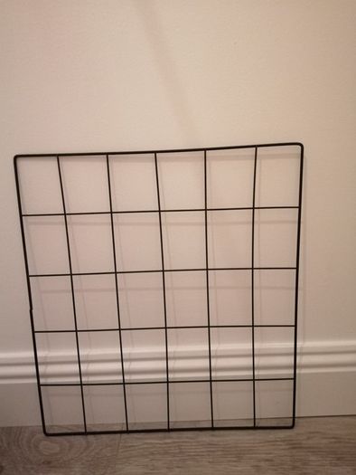 Wire notice board