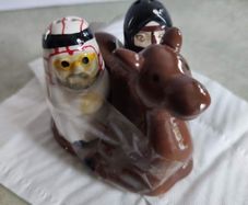 Novelty Cute Middle Eastern Arab Characters Salt & Pepper Cruet Set. On Gamal holder 1x Male Figure + 1x Female Figure. Would Look Great On The Table