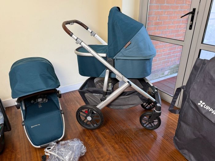 Uppababy Vista Finn V2 maxi cosy car seat with isofix rotating