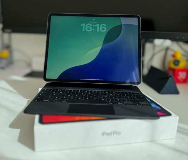 iPad Pro 12.9" (4th gen) 256GB Wi-Fi + Cellular, Space Grey + Apple Magic Keyboard
