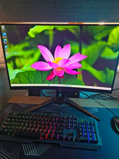 Custom White Gaming PC - Ryzen 5 9600X / RX 7700 XT / DDR5 / Gen5 SSD + Monitor