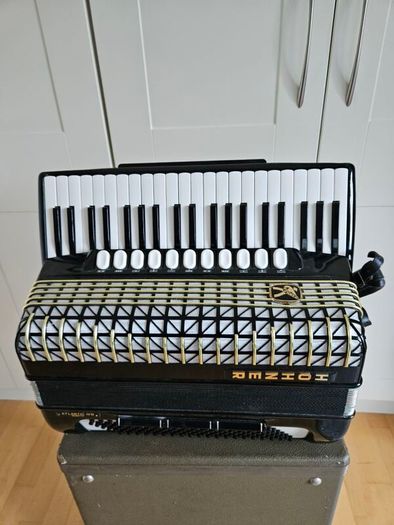Hohner Atlantic IVN Accordion 120 base