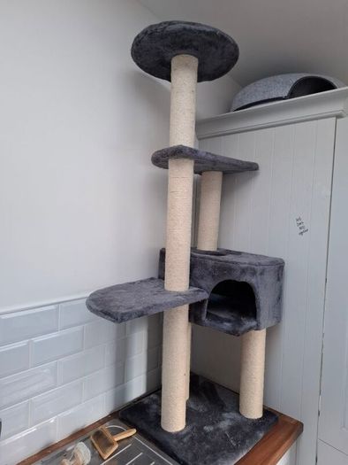 Cat tree house