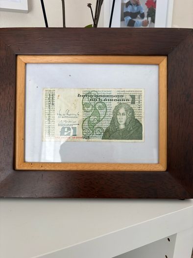 1 pound note in a frame