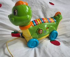 Leap frog lettersaurus, teaches alphabet and letter sounds!