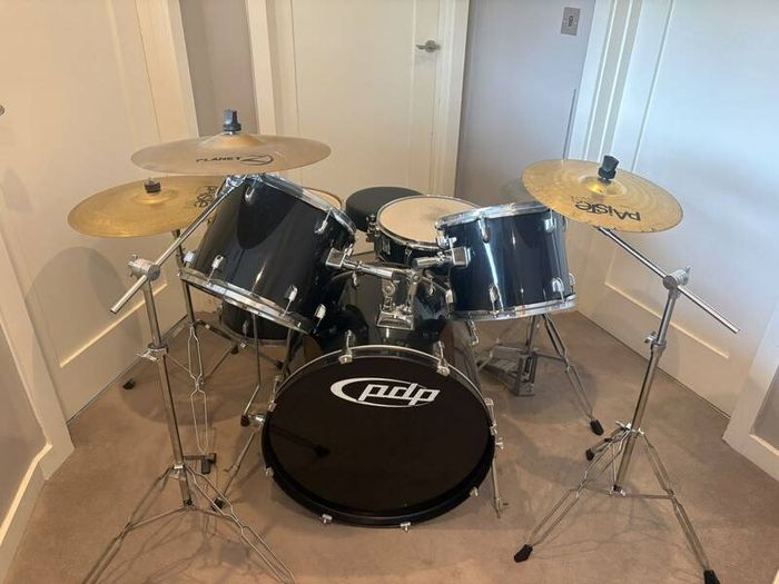 Full drumkit with accessories