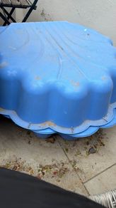 sand box clam shell with lid free to go