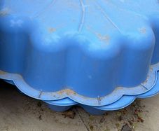 sand box clam shell with lid free to go