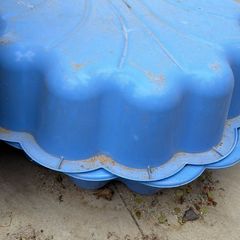 sand box clam shell with lid free to go