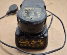 Dewalt old type battery + charger