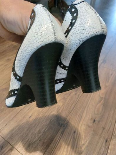 Black and White- leather- uk7
