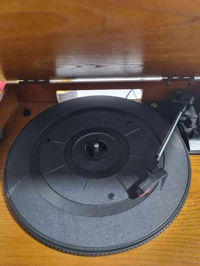 Retro Radio and Record Player