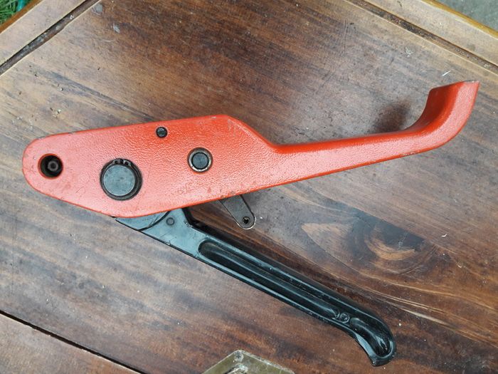 Tensioner for plastic strap