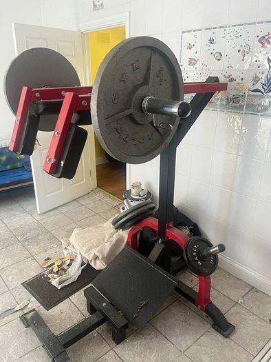 Leverage Squat Machine