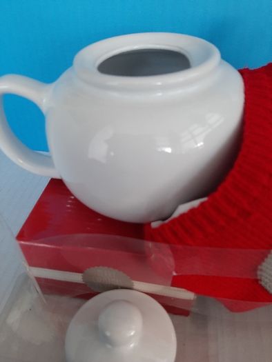 New tea pot small and heart cosie
