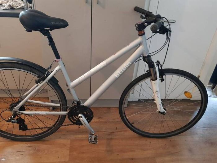 ladies hybrid bike( can deliver)