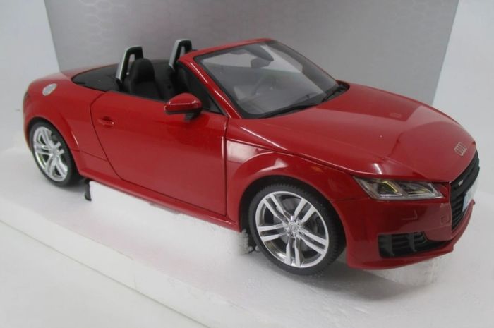 AUDI TT Roadster 2014 - Minichamps Dealer Edition 1/18 New In Box