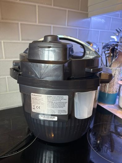 Instant Pot Pro 10-in-1 Multi-Cooker 5.7L Wifi