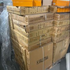 1,000  pairs of women's shoes