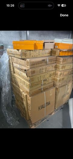 1,000  pairs of women's shoes