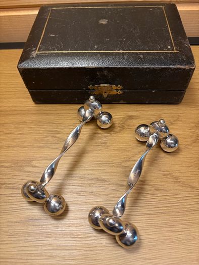 Antique Cased EPNS Silver Plate Napkin Rings & Knife Rests Set
