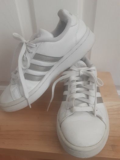 Trainers/Adidas Regular Fit .. Size: 4 UK 36.5 EU .. Colour: White .. Price Drop