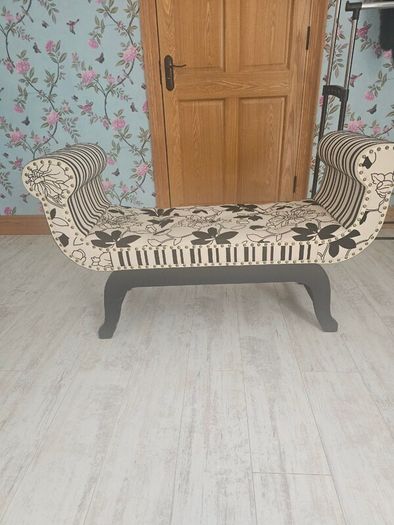 Chaise Lounge with Matching Trunk